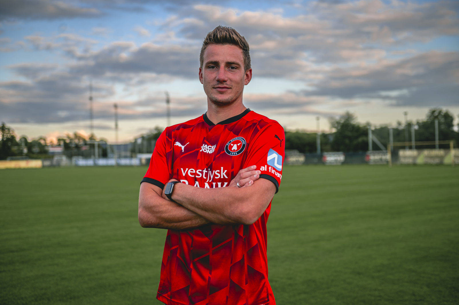 欧联冲刺阶段走向成谜，波尔图远射贴柱，气氛紧张，临场指挥获称赞的简单介绍